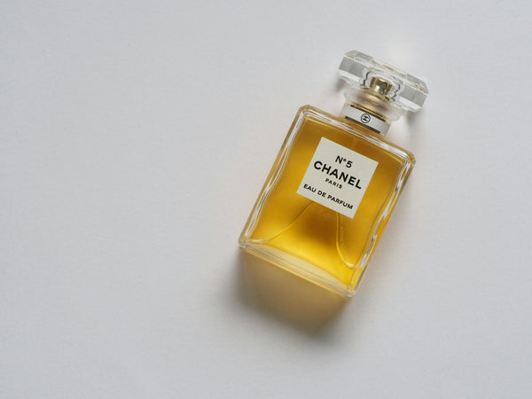 Explorando la Magia de los Perfumes Icónicos: Fragancias que Han Resistido la Prueba del Tiempo